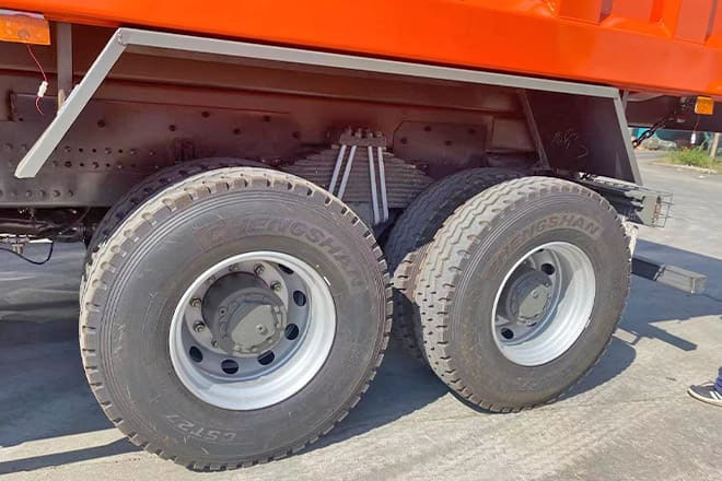SINOTRUK Sinotruk Howo 336 6X4 Tipper for Sale in Ghana - Camião basculante: foto 3 SINOTRUK Sinotruk Howo 336 6X4 Tipper for Sale in Ghana - Camião basculante: foto 3