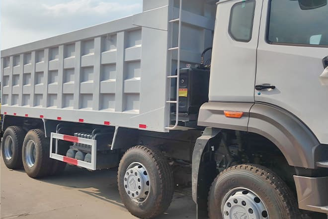 SINOTRUK Sinotruk Howo 8x4 Dump Truck for Sale in Guinea - Camião basculante: foto 2 SINOTRUK Sinotruk Howo 8x4 Dump Truck for Sale in Guinea - Camião basculante: foto 2