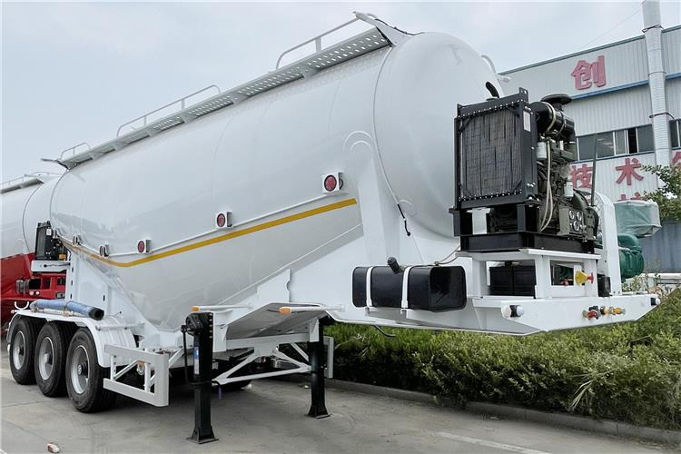 TITAN 3 Axle Dry Bulker Cement Tanker Trailer for Sale In Saudi Arabia - Semi-reboque: foto 1 TITAN 3 Axle Dry Bulker Cement Tanker Trailer for Sale In Saudi Arabia - Semi-reboque: foto 1