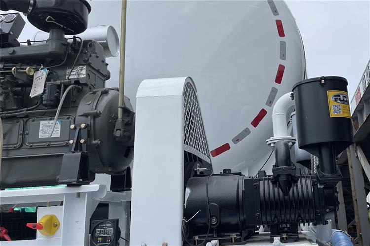 TITAN 4 Axle Bulker Cement Tanker Trailer for Sale In Zambia - Semirreboque silo: foto 3 TITAN 4 Axle Bulker Cement Tanker Trailer for Sale In Zambia - Semirreboque silo: foto 3