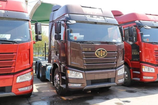 FAW Faw J6P 6X4 Tractor Head for Sale in Angola - Tractor: foto 2 FAW Faw J6P 6X4 Tractor Head for Sale in Angola - Tractor: foto 2