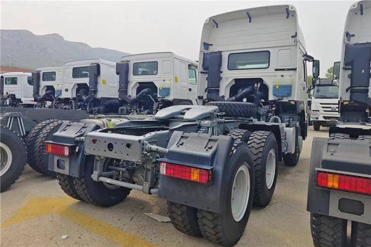 Sinotruk Used Howo Truck 400HP Tractor 6x4 Price for Sale In Tanzania - Tractor: foto 4 Sinotruk Used Howo Truck 400HP Tractor 6x4 Price for Sale In Tanzania - Tractor: foto 4