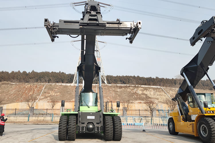 XCMG Reach Stacker Price for Sale in Guyana - Manipulador de contentor: foto 1 XCMG Reach Stacker Price for Sale in Guyana - Manipulador de contentor: foto 1