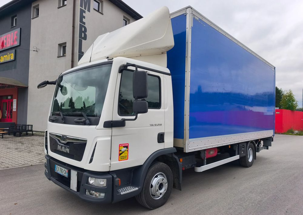 MAN TGL 12.250 kontener 6,2 , winda - Camião furgão: foto 1 MAN TGL 12.250 kontener 6,2 , winda - Camião furgão: foto 1