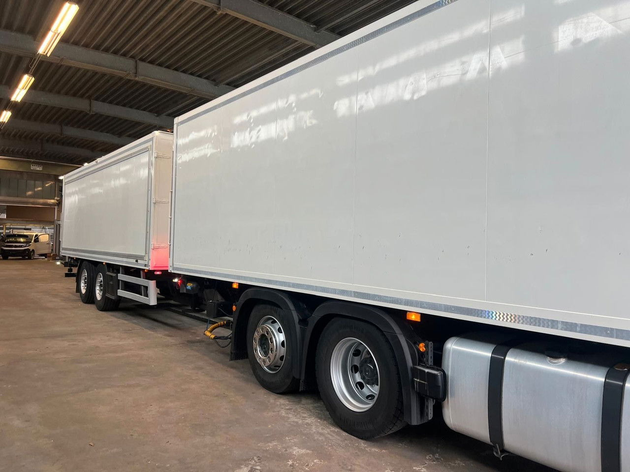 Mercedes-Benz Actros 2543 Komplettzug Voll-Luft - Lange Koffer - Camião furgão: foto 2 Mercedes-Benz Actros 2543 Komplettzug Voll-Luft - Lange Koffer - Camião furgão: foto 2