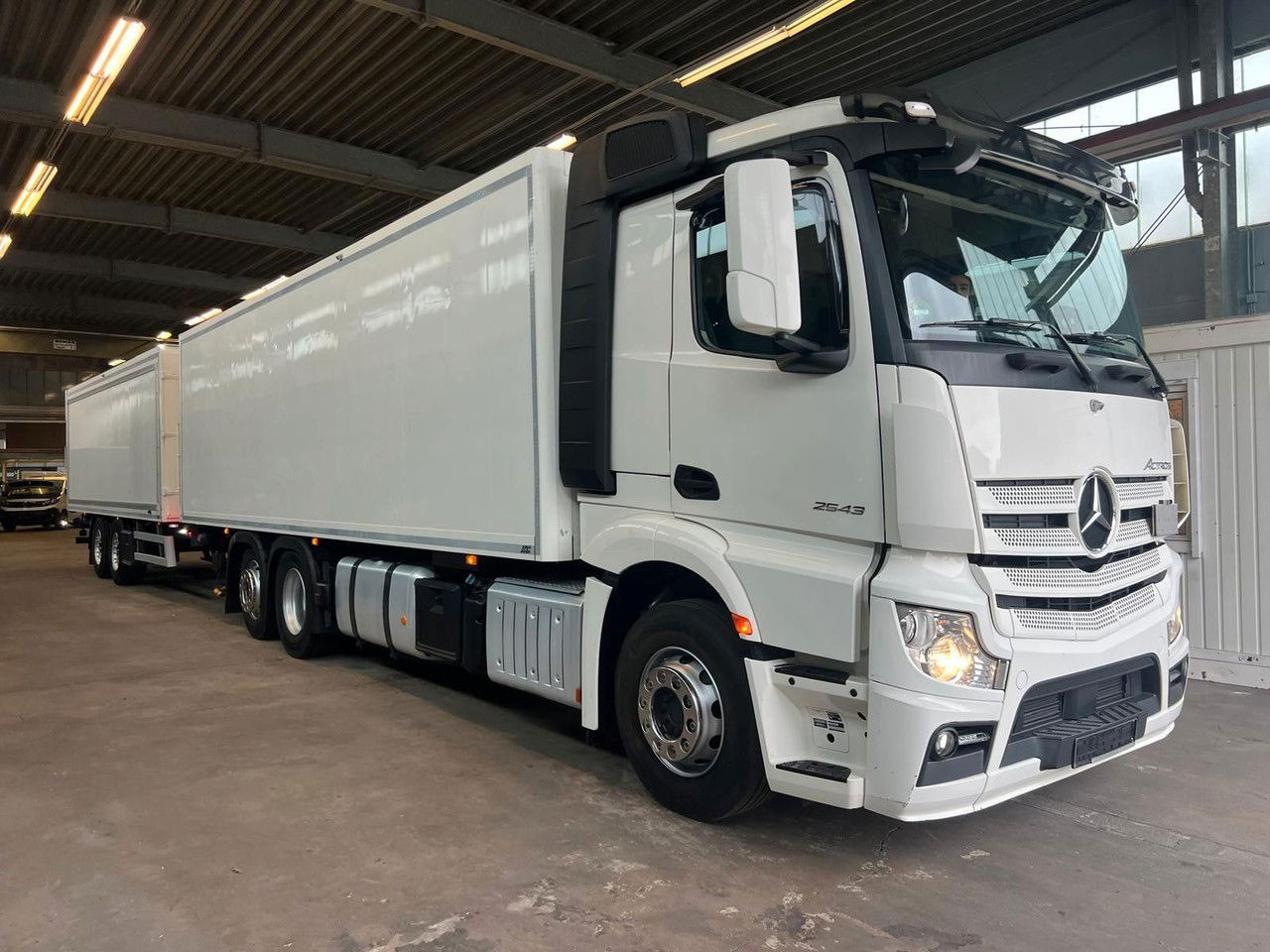 Mercedes-Benz Actros 2543 Komplettzug Voll-Luft - Lange Koffer - Camião furgão: foto 1 Mercedes-Benz Actros 2543 Komplettzug Voll-Luft - Lange Koffer - Camião furgão: foto 1