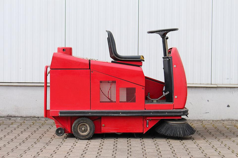 RCM R703 E/1 elektro Aufsitz- Kehrsaugmaschine Kehrmaschine - Varredora industrial: foto 2 RCM R703 E/1 elektro Aufsitz- Kehrsaugmaschine Kehrmaschine - Varredora industrial: foto 2