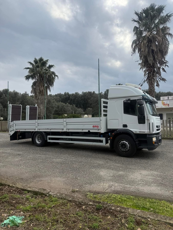 IVECO 180E Pianale Con Rampe Nuovo di fabbrica - Camião de caixa aberta/ Plataforma: foto 1 IVECO 180E Pianale Con Rampe Nuovo di fabbrica - Camião de caixa aberta/ Plataforma: foto 1