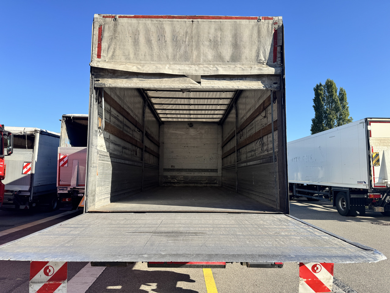 MERCEDES-BENZ Actros 1836 4x2 Blache-Hebebühne - Camião de lona: foto 4 MERCEDES-BENZ Actros 1836 4x2 Blache-Hebebühne - Camião de lona: foto 4