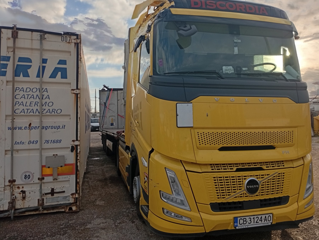 VOLVO FH 460 Aero, Damaged, Located in Bari,Italy - Tractor: foto 1 VOLVO FH 460 Aero, Damaged, Located in Bari,Italy - Tractor: foto 1