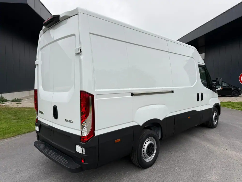 Iveco Daily 35-140 *L2H2*DISPO DE STOCK*Airco*Cruise control - Furgão: foto 5 Iveco Daily 35-140 *L2H2*DISPO DE STOCK*Airco*Cruise control - Furgão: foto 5