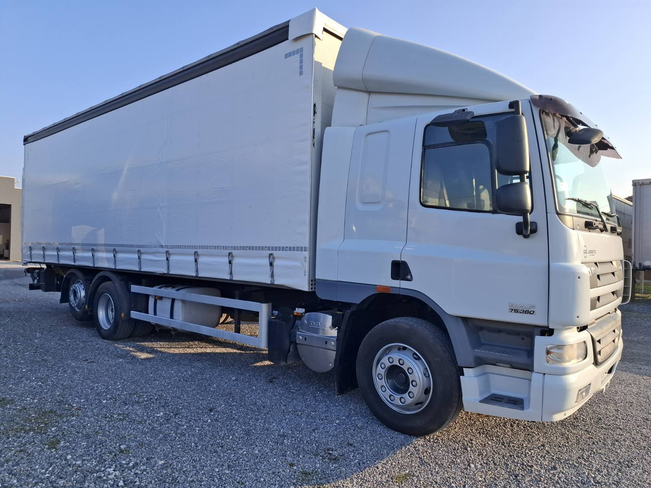 DAF CF 75.360 8,5m - Camião de lona: foto 2 DAF CF 75.360 8,5m - Camião de lona: foto 2