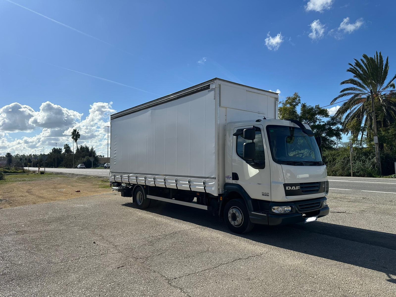 DAF LF 45.250 - Camião de lona: foto 4 DAF LF 45.250 - Camião de lona: foto 4