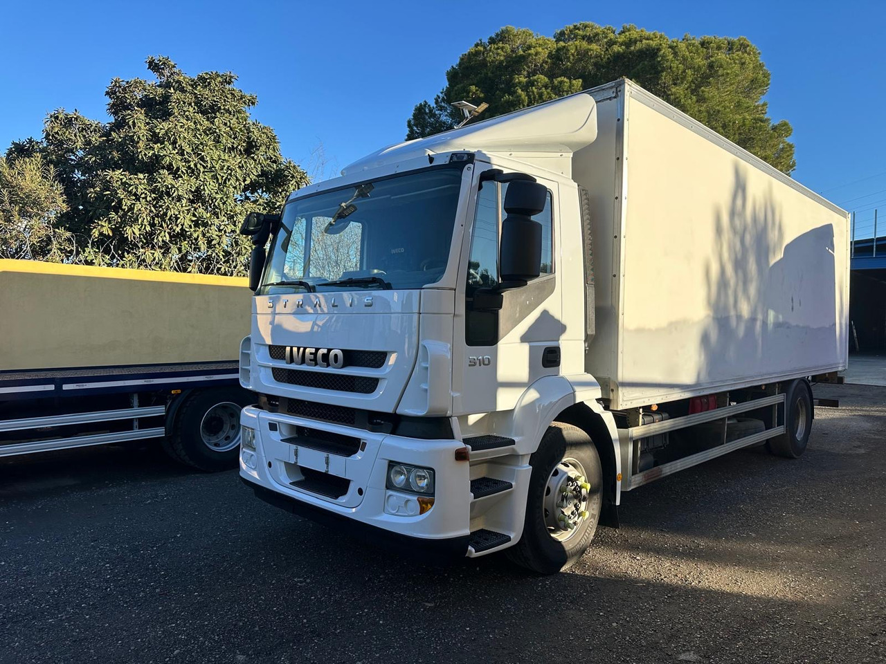 IVECO STRALIS 310 - Camião furgão: foto 2 IVECO STRALIS 310 - Camião furgão: foto 2