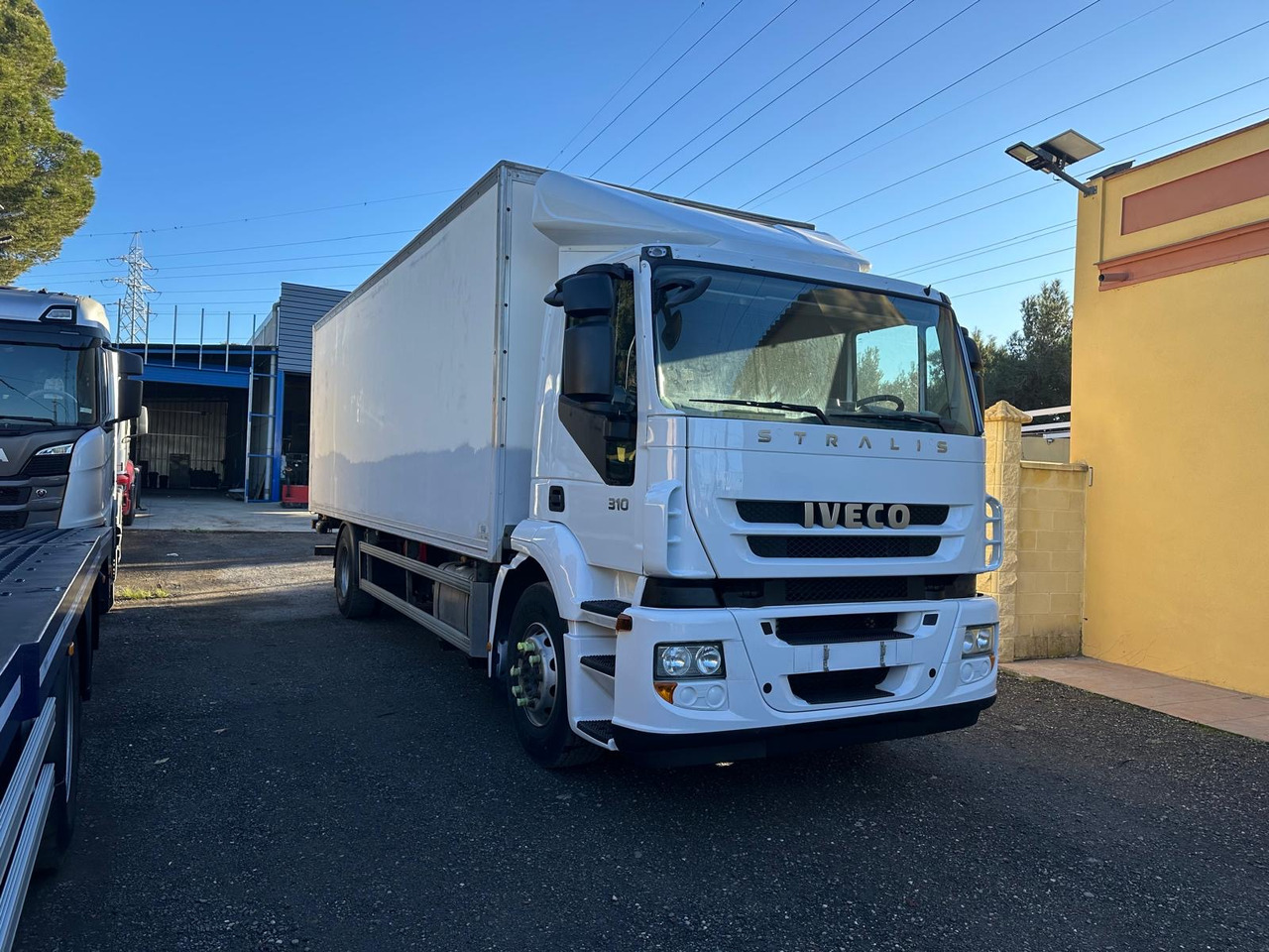 IVECO STRALIS 310 - Camião furgão: foto 1 IVECO STRALIS 310 - Camião furgão: foto 1