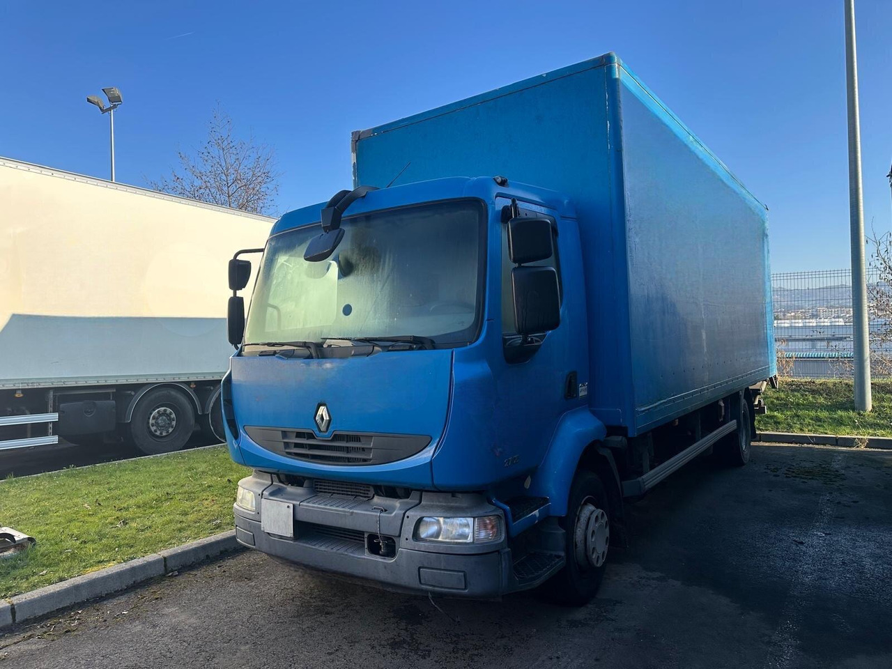 RENAULT MIDLUM 12.270 - Camião furgão: foto 1 RENAULT MIDLUM 12.270 - Camião furgão: foto 1