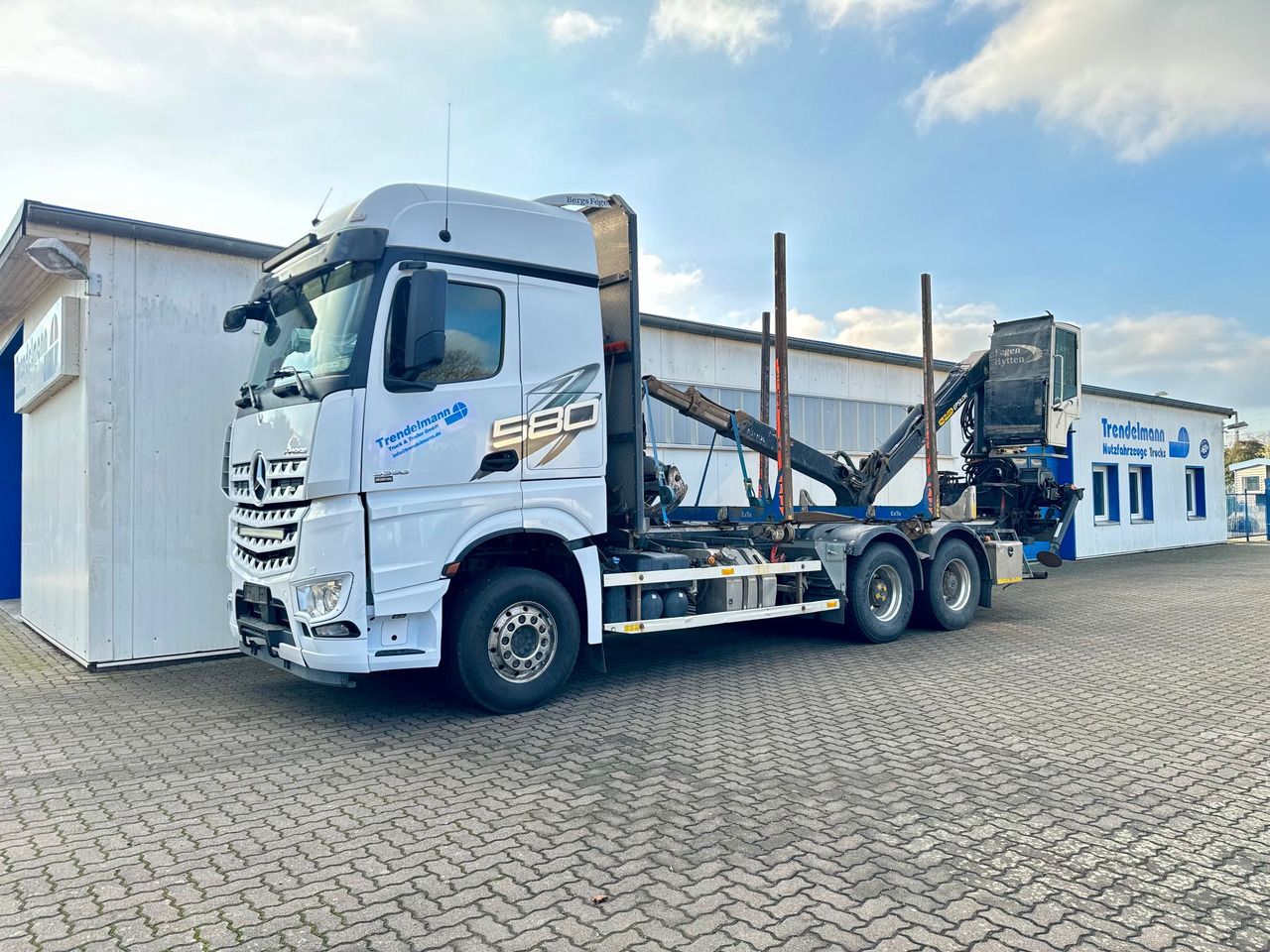 Mercedes Arocs 3358 L 6x4 Radstand 4500 Arocs 3358 L 6x4 Blatt-Luft Gefedert - Camião de transporte de madeira: foto 1 Mercedes Arocs 3358 L 6x4 Radstand 4500 Arocs 3358 L 6x4 Blatt-Luft Gefedert - Camião de transporte de madeira: foto 1