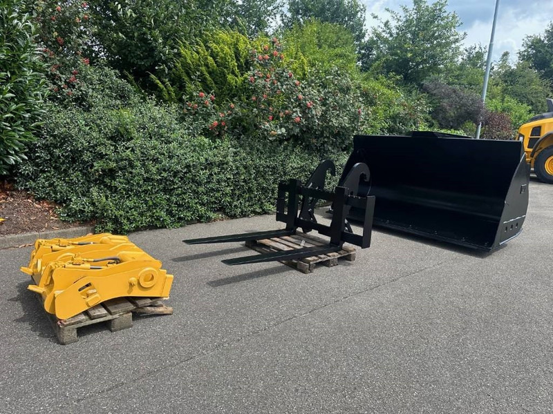 Cat 938M Fusion coupler, Bucket, Forks - Acoplamento rápido por Máquina de construção: foto 2 Cat 938M Fusion coupler, Bucket, Forks - Acoplamento rápido por Máquina de construção: foto 2