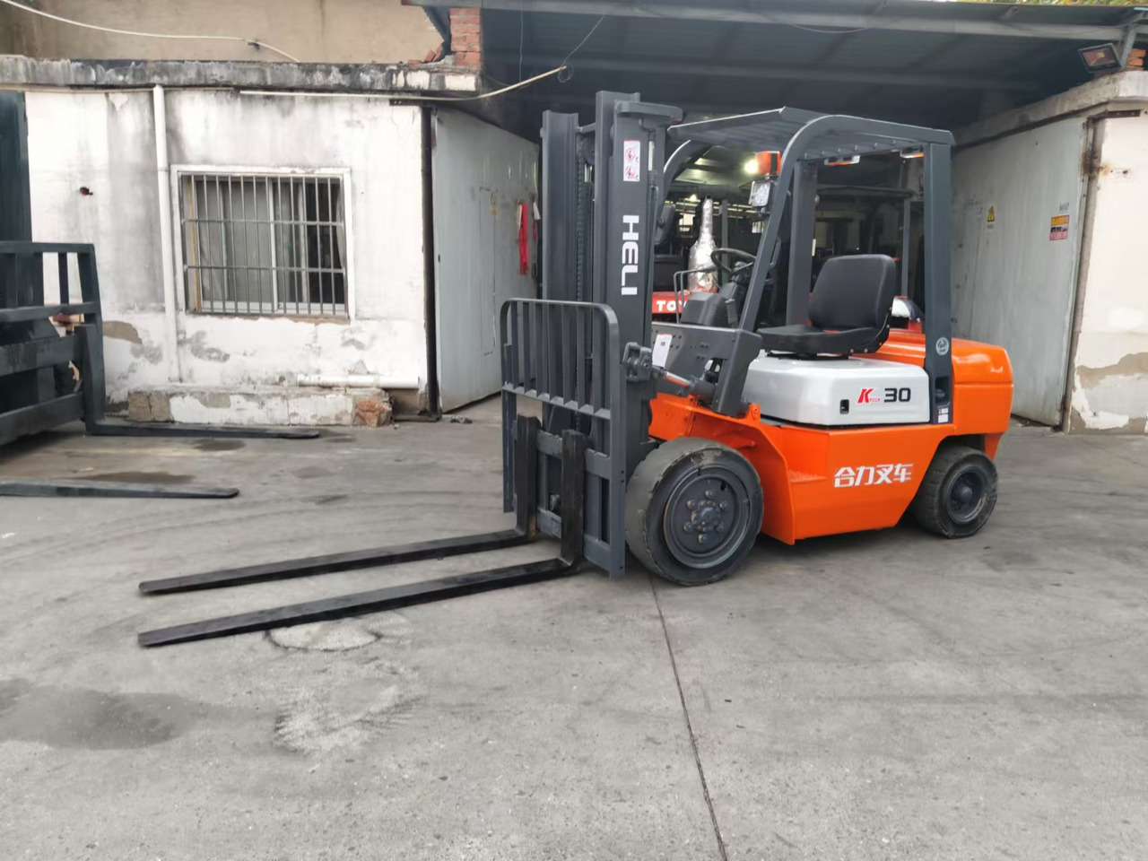 HELI k30 used diesel forklift Customizable mast clamps - Empilhadeira a diesel: foto 2 HELI k30 used diesel forklift Customizable mast clamps - Empilhadeira a diesel: foto 2
