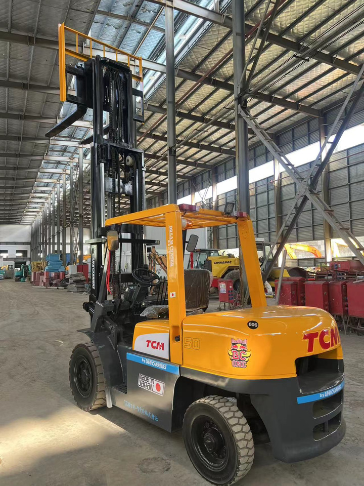 TCM fd50 japan brand original 5 ton diesel forklift 3 section 4.5m Customizable mast clamp side shift - Empilhadeira a diesel: foto 3 TCM fd50 japan brand original 5 ton diesel forklift 3 section 4.5m Customizable mast clamp side shift - Empilhadeira a diesel: foto 3