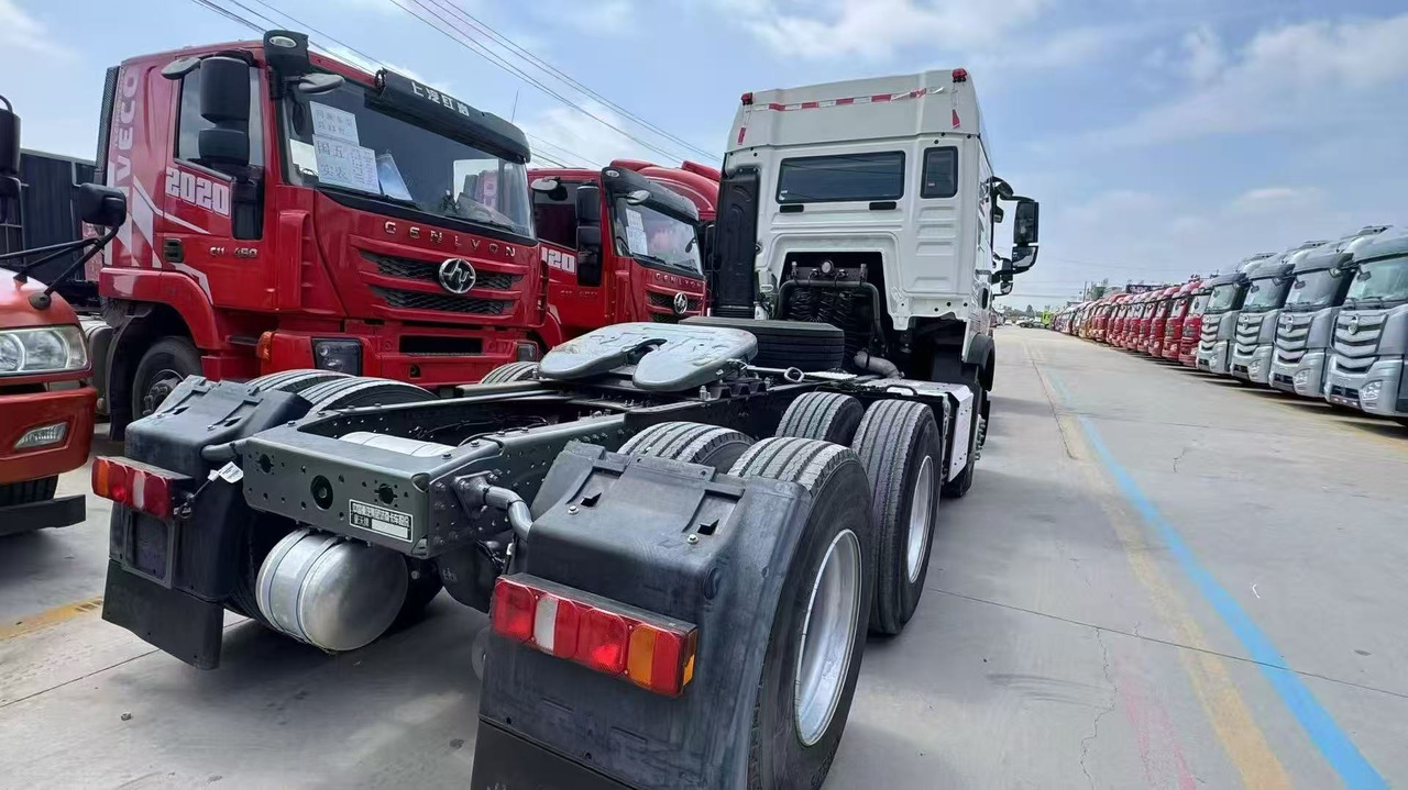 SINOTRUK howo 371,430 ,460 tractor multiple models used and stock new tractors Customizable - Tractor: foto 5 SINOTRUK howo 371,430 ,460 tractor multiple models used and stock new tractors Customizable - Tractor: foto 5