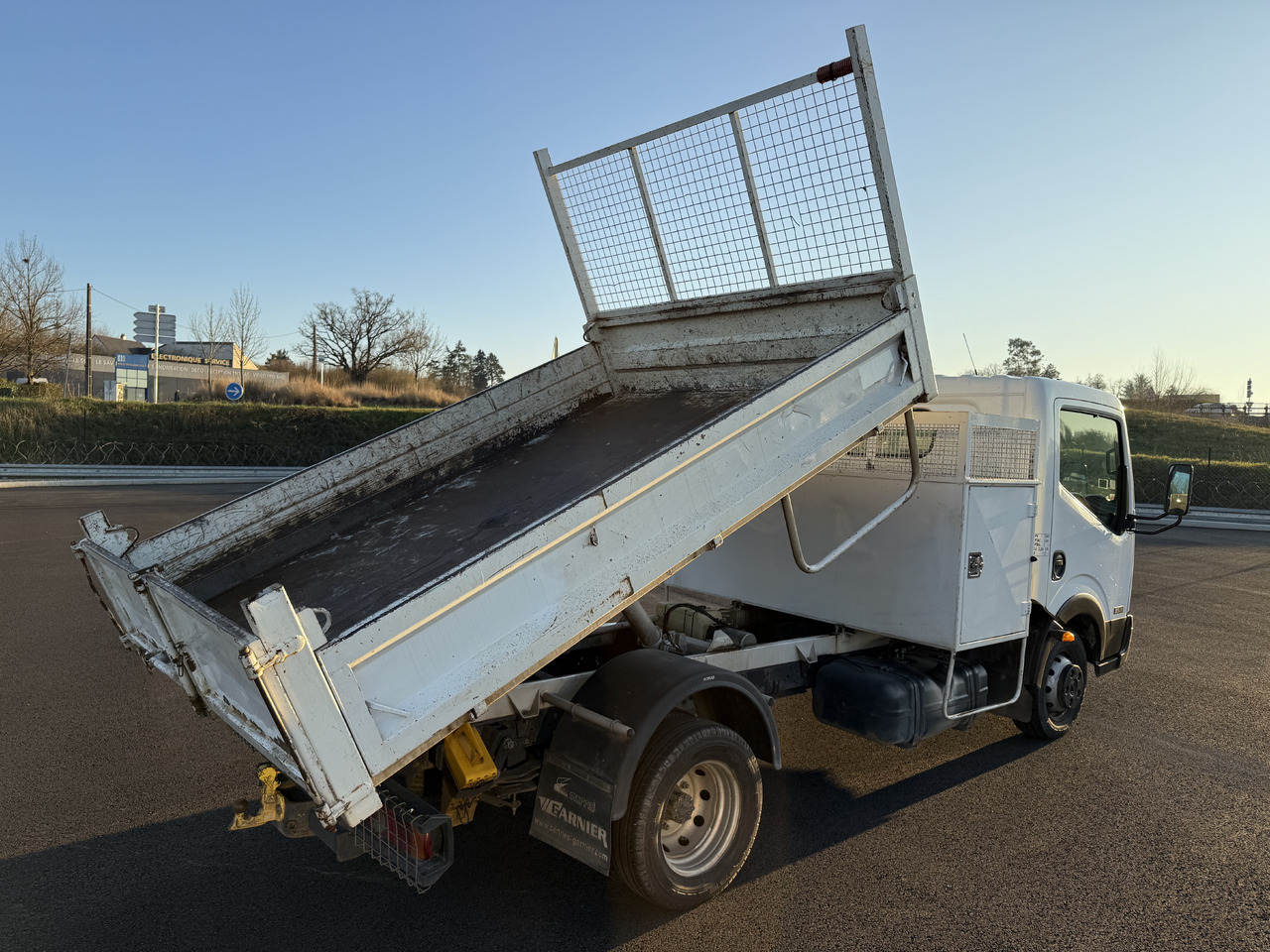 NISSAN CABSTAR 35.11 - Carrinha basculante: foto 3 NISSAN CABSTAR 35.11 - Carrinha basculante: foto 3