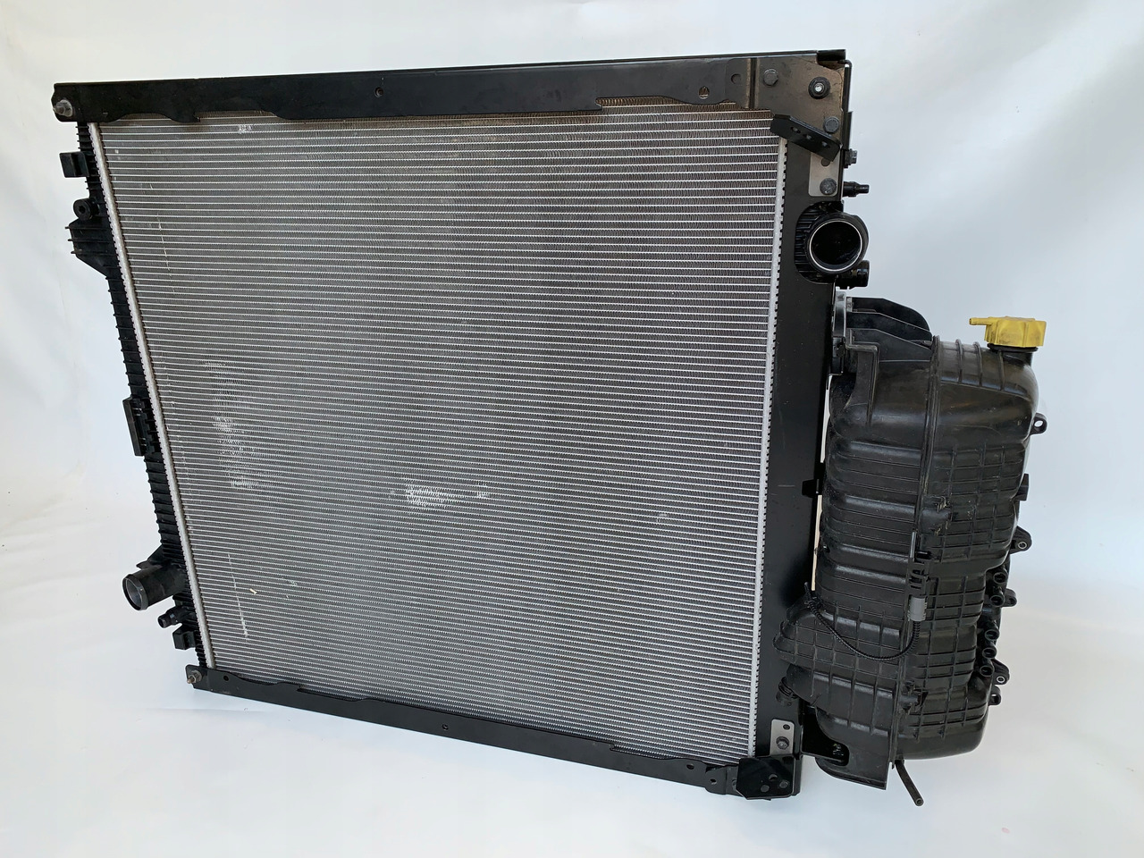 CHŁODNICA MAN TGX EURO 6 NR 1072 - Radiador por Camião: foto 1 CHŁODNICA MAN TGX EURO 6 NR 1072 - Radiador por Camião: foto 1