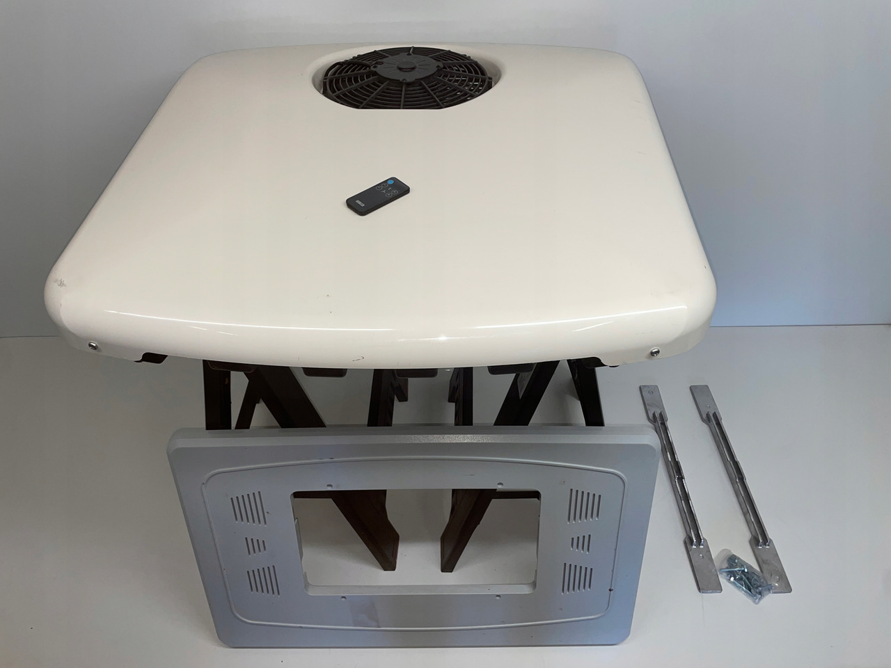 KLIMATYZACJA POSTOJOWA PILOT SLIMCOOL FACTORY PREP DAF SCANIA MC1507523 - Compressor de ar condicionado por Camião: foto 1 KLIMATYZACJA POSTOJOWA PILOT SLIMCOOL FACTORY PREP DAF SCANIA MC1507523 - Compressor de ar condicionado por Camião: foto 1