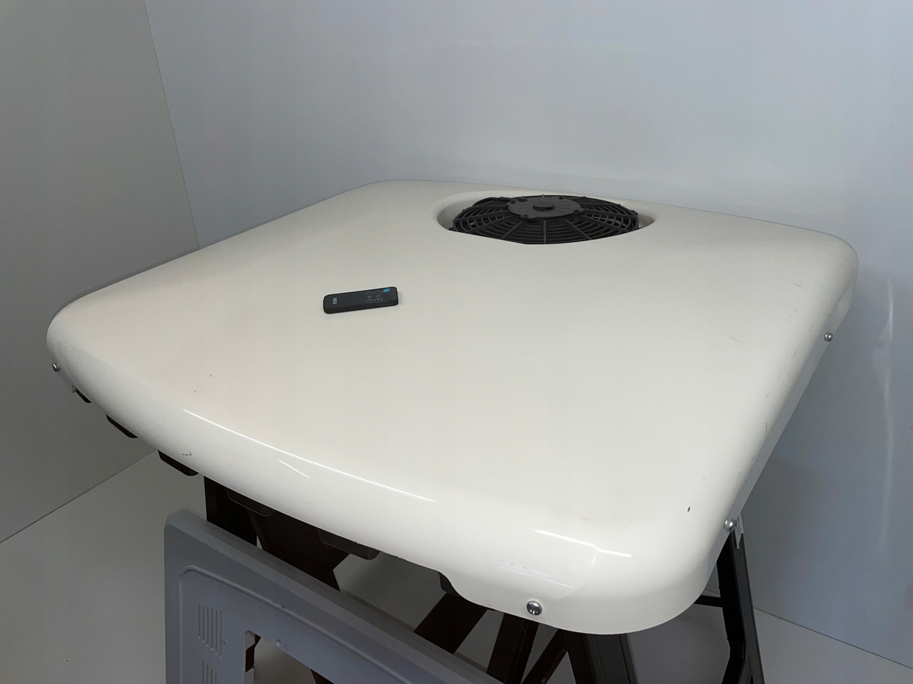 KLIMATYZACJA POSTOJOWA PILOT SLIMCOOL FACTORY PREP DAF SCANIA MC1507523 - Compressor de ar condicionado por Camião: foto 3 KLIMATYZACJA POSTOJOWA PILOT SLIMCOOL FACTORY PREP DAF SCANIA MC1507523 - Compressor de ar condicionado por Camião: foto 3