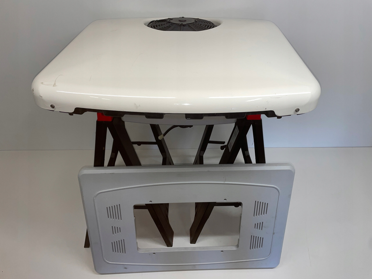 KLIMATYZACJA SLIMCOOL FACTORY PREP DAF MAN SCANIA - Compressor de ar condicionado por Camião: foto 1 KLIMATYZACJA SLIMCOOL FACTORY PREP DAF MAN SCANIA - Compressor de ar condicionado por Camião: foto 1