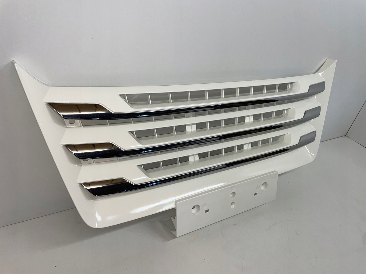 ŚRODKOWY GRILL CHROM ZDERZAKA MAN TGX TG3 TGX 3 ATRAPA 81416146084 - Grade radiador por Camião: foto 2 ŚRODKOWY GRILL CHROM ZDERZAKA MAN TGX TG3 TGX 3 ATRAPA 81416146084 - Grade radiador por Camião: foto 2