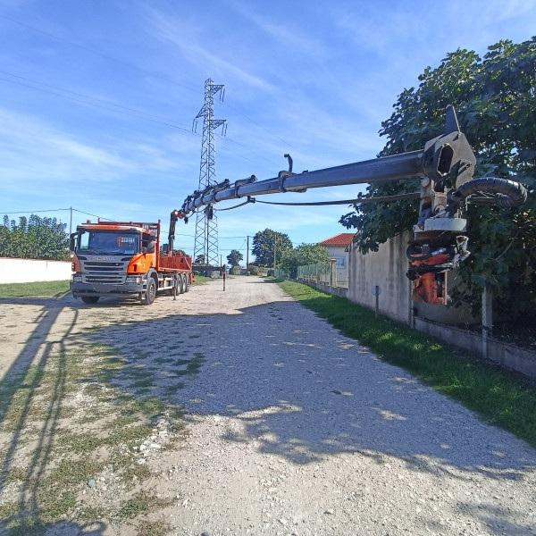 Scania P 410 - Camião de caixa aberta/ Plataforma, Camião grua: foto 2 Scania P 410 - Camião de caixa aberta/ Plataforma, Camião grua: foto 2