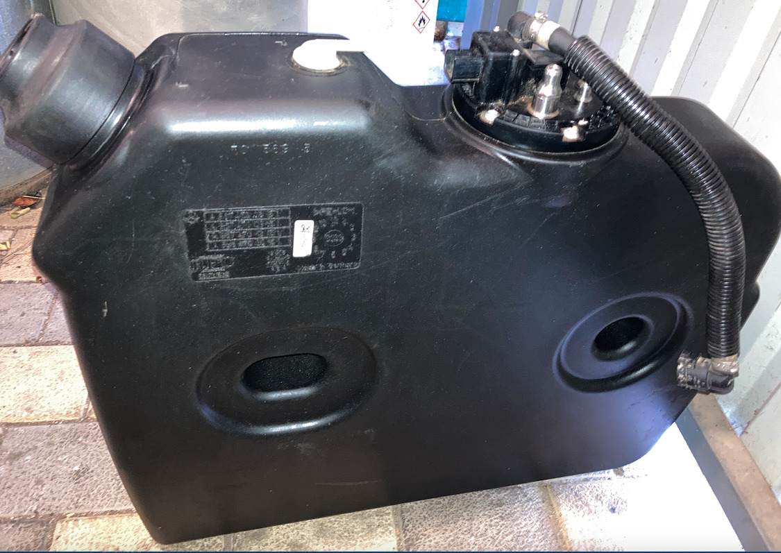 MERCEDES-BENZ A9674700815 - Tanque para AdBlue por Camião: foto 1 MERCEDES-BENZ A9674700815 - Tanque para AdBlue por Camião: foto 1