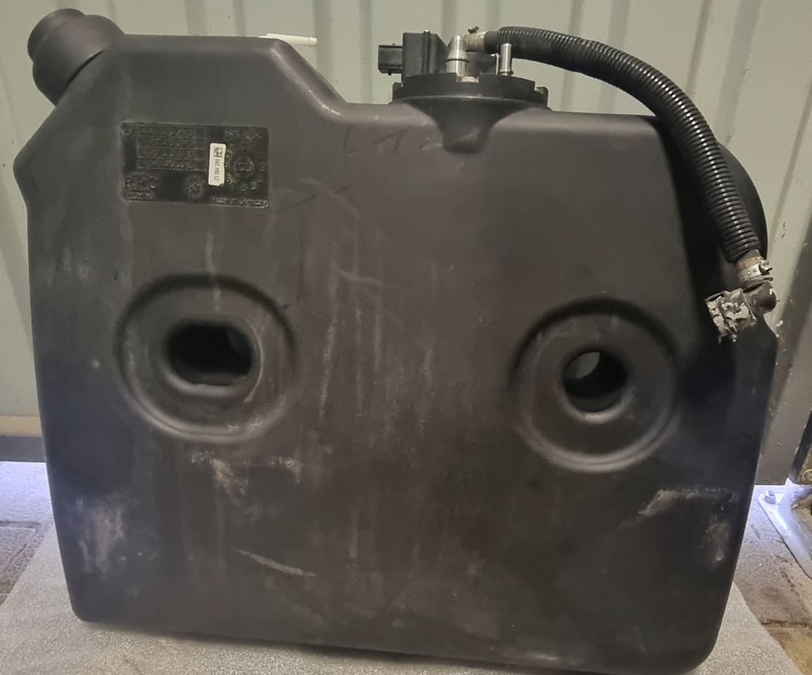 MERCEDES-BENZ A9674700815 - Tanque para AdBlue por Camião: foto 4 MERCEDES-BENZ A9674700815 - Tanque para AdBlue por Camião: foto 4