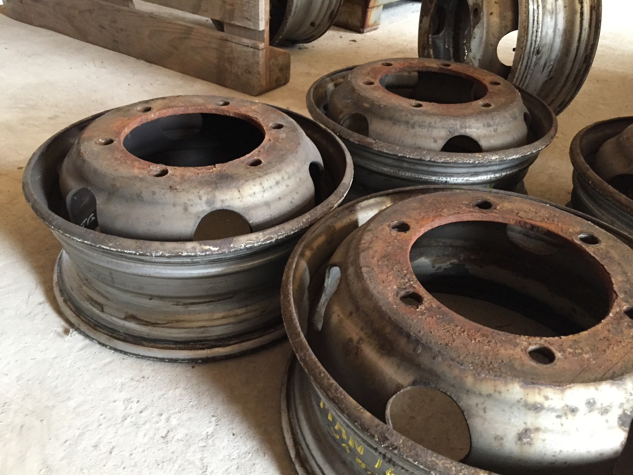 Gebrauchte Felgen 5 J x 6,00 für Reifengröße 215 x 75 x 17,5, Artikel - Nr. : 99.99999 - 9999 - Jante por Camião: foto 4 Gebrauchte Felgen 5 J x 6,00 für Reifengröße 215 x 75 x 17,5, Artikel - Nr. : 99.99999 - 9999 - Jante por Camião: foto 4