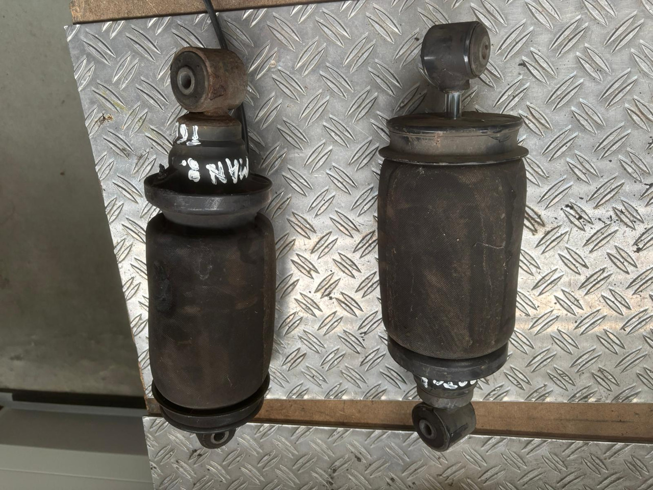 Gebrauchte Luftbälge MAN 8.180, Artikel - Nr. : 81.9999 - 9999 - Suspensão da cabina por Camião: foto 4 Gebrauchte Luftbälge MAN 8.180, Artikel - Nr. : 81.9999 - 9999 - Suspensão da cabina por Camião: foto 4