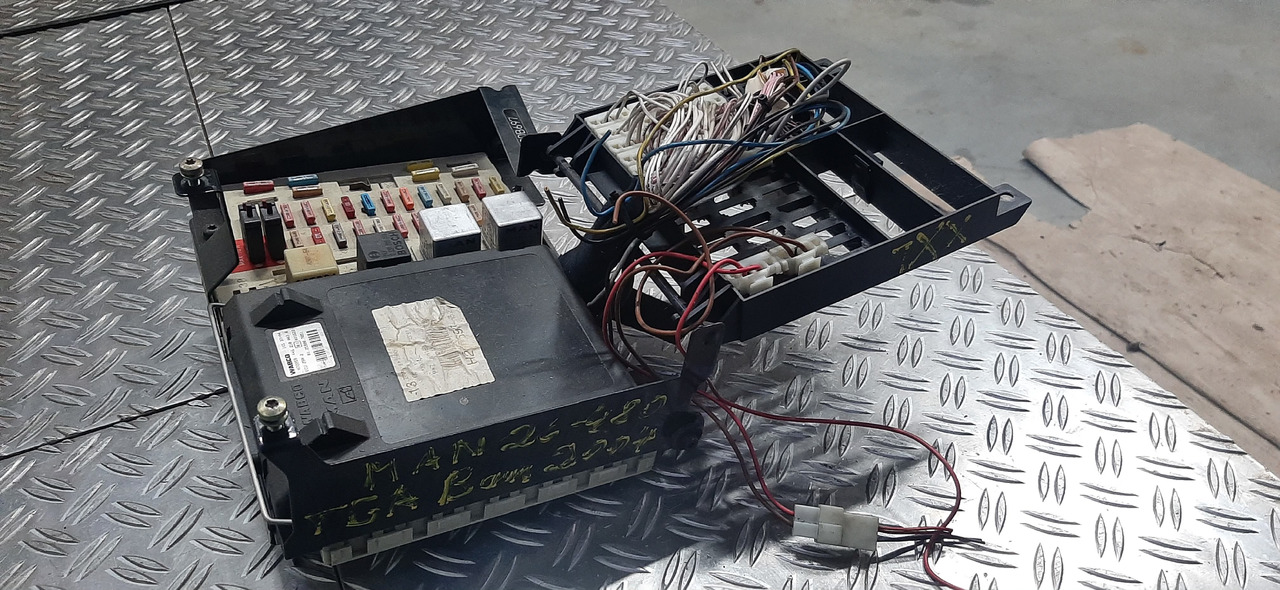 Gebrauchte MAN TGA 26.480 XXL, Steuergerät, Zentraler Bordrechner, Artikel - Nr. : 81.25806 - 7051 - Centralina electrónica por Camião: foto 4 Gebrauchte MAN TGA 26.480 XXL, Steuergerät, Zentraler Bordrechner, Artikel - Nr. : 81.25806 - 7051 - Centralina electrónica por Camião: foto 4