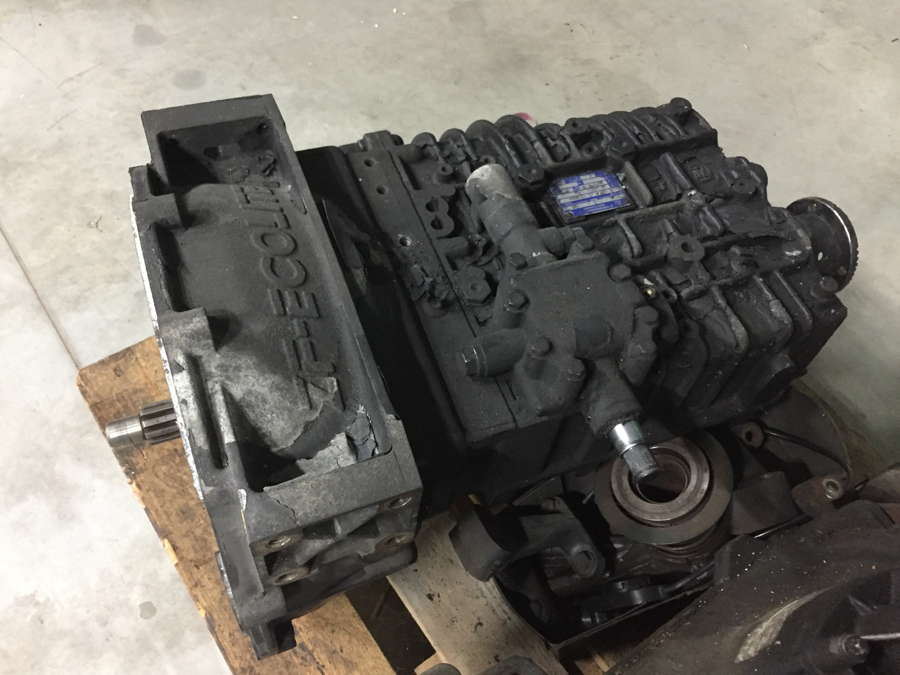 Gebrauchtes Getriebe MAN TGL 8.180, Typ : S6 - 850 TO LL, Artikel - Nr. : 81.32004 - 6139 - Caixa de velocidade por Camião: foto 4 Gebrauchtes Getriebe MAN TGL 8.180, Typ : S6 - 850 TO LL, Artikel - Nr. : 81.32004 - 6139 - Caixa de velocidade por Camião: foto 4