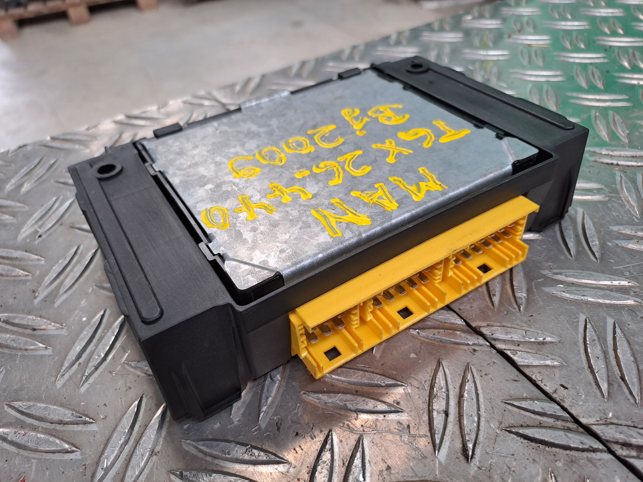 Gebrauchtes MAN TGX 26.440 Steuergerät Luftfederung ECAS 6x2, Artikel - Nr. : 81.25811 – 7020 - Centralina electrónica por Camião: foto 3 Gebrauchtes MAN TGX 26.440 Steuergerät Luftfederung ECAS 6x2, Artikel - Nr. : 81.25811 – 7020 - Centralina electrónica por Camião: foto 3