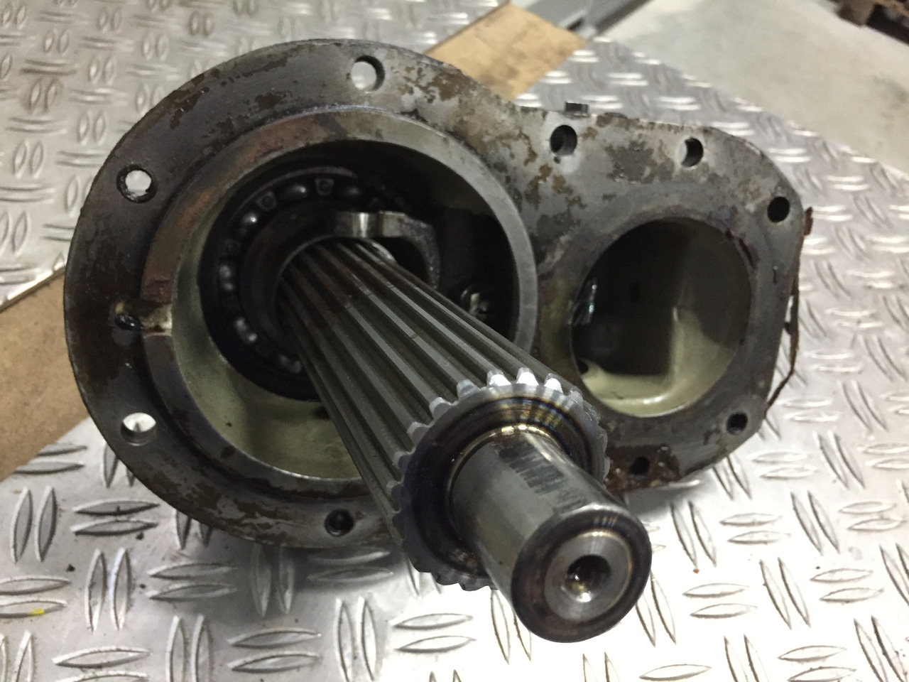 Gebrauchtes MAN Verteilergetriebe / Einzelteile Typ : G 450, Artikel - Nr. : 81.37001 - 7279 - Caixa de velocidade por Camião: foto 5 Gebrauchtes MAN Verteilergetriebe / Einzelteile Typ : G 450, Artikel - Nr. : 81.37001 - 7279 - Caixa de velocidade por Camião: foto 5