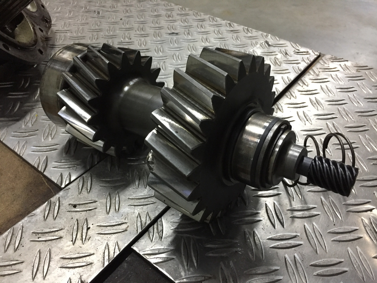 Gebrauchtes MAN Verteilergetriebe / Einzelteile Typ : G 450, Artikel - Nr. : 81.37001 - 7279 - Caixa de velocidade por Camião: foto 4 Gebrauchtes MAN Verteilergetriebe / Einzelteile Typ : G 450, Artikel - Nr. : 81.37001 - 7279 - Caixa de velocidade por Camião: foto 4