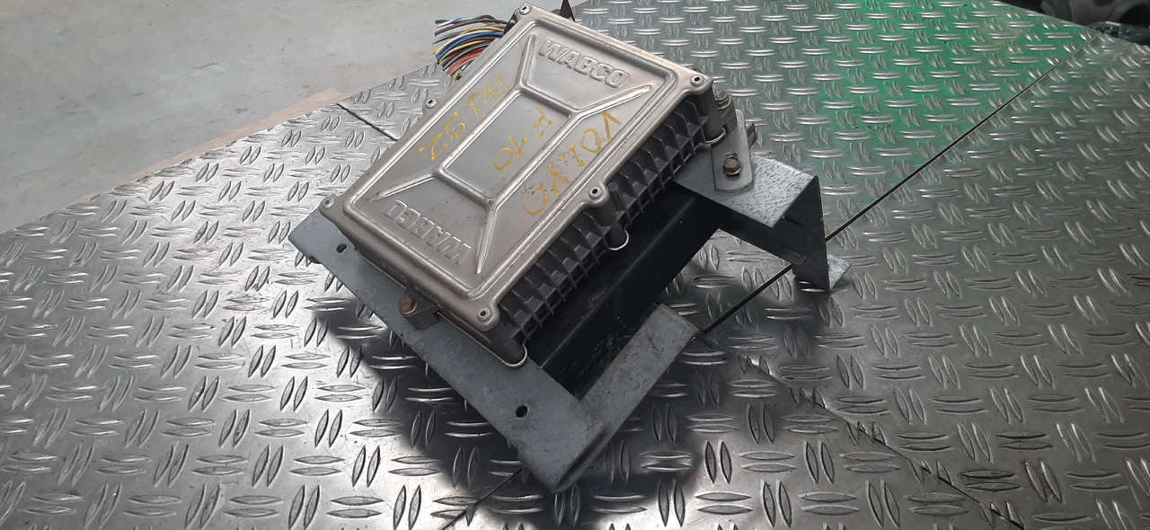 Gebrauchtes VOLVO F 10 Buajahr 1992, Motorsteuergerät von WABCO , Artikel - Nr. : 0 281 001 144 - Centralina electrónica por Camião: foto 3 Gebrauchtes VOLVO F 10 Buajahr 1992, Motorsteuergerät von WABCO , Artikel - Nr. : 0 281 001 144 - Centralina electrónica por Camião: foto 3