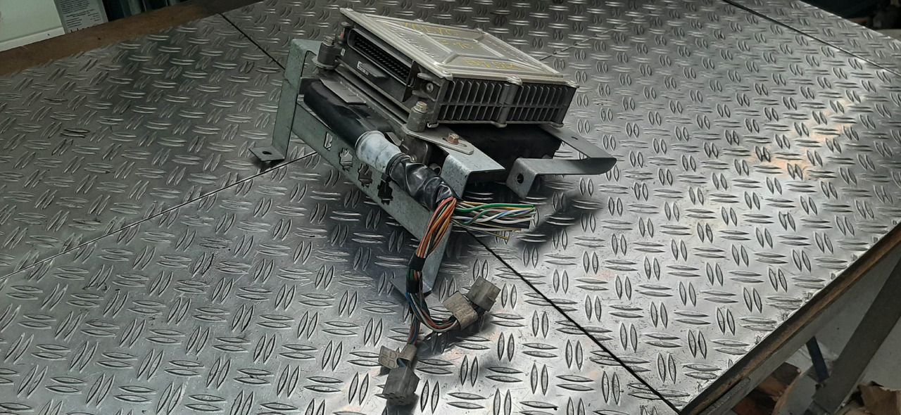 Gebrauchtes VOLVO F 10 Buajahr 1992, Motorsteuergerät von WABCO , Artikel - Nr. : 0 281 001 144 - Centralina electrónica por Camião: foto 5 Gebrauchtes VOLVO F 10 Buajahr 1992, Motorsteuergerät von WABCO , Artikel - Nr. : 0 281 001 144 - Centralina electrónica por Camião: foto 5