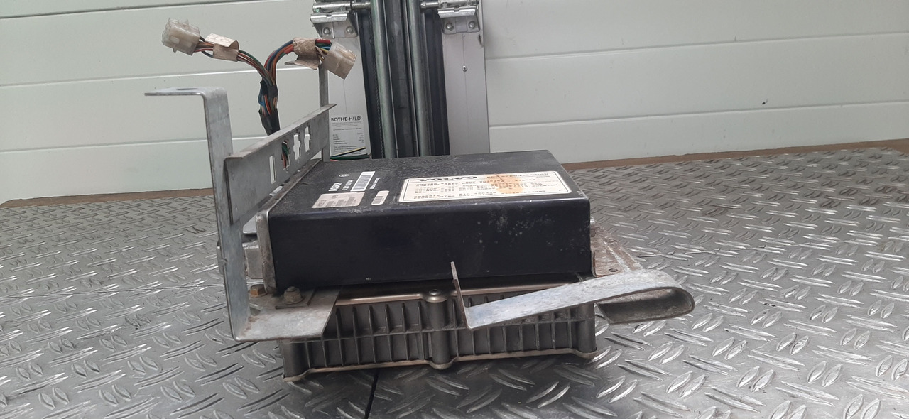 Gebrauchtes VOLVO Motorsteuergerät von Bosch , Artikel - Nr. : 0 281 001 144 - Centralina electrónica por Camião: foto 3 Gebrauchtes VOLVO Motorsteuergerät von Bosch , Artikel - Nr. : 0 281 001 144 - Centralina electrónica por Camião: foto 3