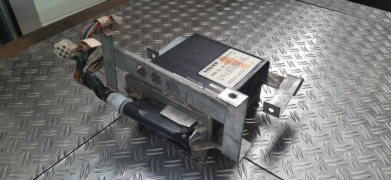 Gebrauchtes VOLVO Motorsteuergerät von Bosch , Artikel - Nr. : 0 281 001 144 - Centralina electrónica por Camião: foto 1 Gebrauchtes VOLVO Motorsteuergerät von Bosch , Artikel - Nr. : 0 281 001 144 - Centralina electrónica por Camião: foto 1