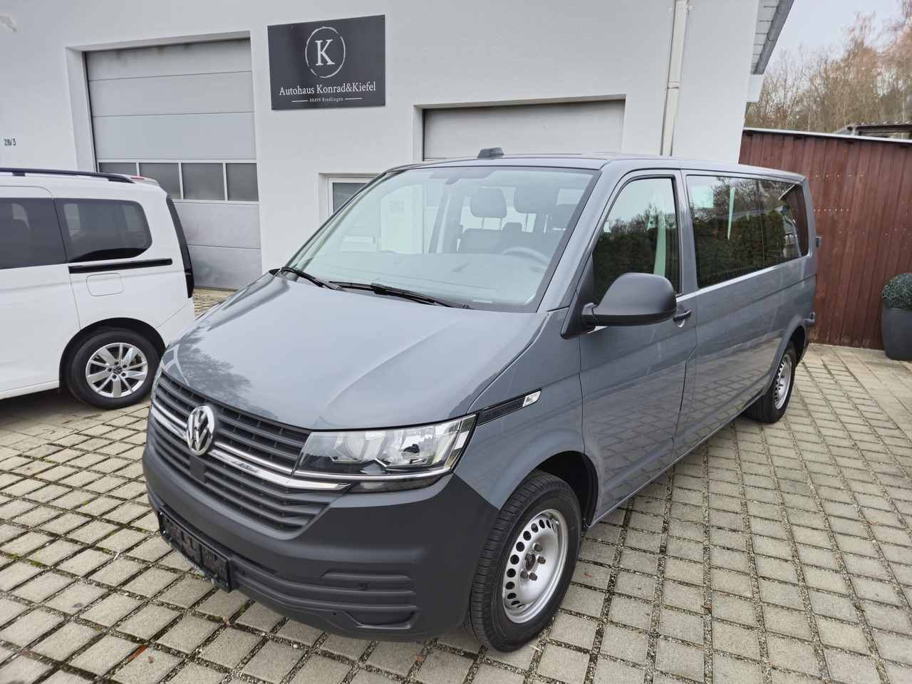 VOLKSWAGEN T6.1 Transporter Kombi LR/Navi/AppCon./6-Sitzer - Furgão de passageiros: foto 1 VOLKSWAGEN T6.1 Transporter Kombi LR/Navi/AppCon./6-Sitzer - Furgão de passageiros: foto 1