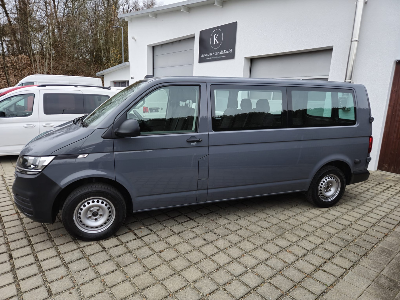 VOLKSWAGEN T6.1 Transporter Kombi LR/Navi/AppCon./6-Sitzer - Furgão de passageiros: foto 3 VOLKSWAGEN T6.1 Transporter Kombi LR/Navi/AppCon./6-Sitzer - Furgão de passageiros: foto 3