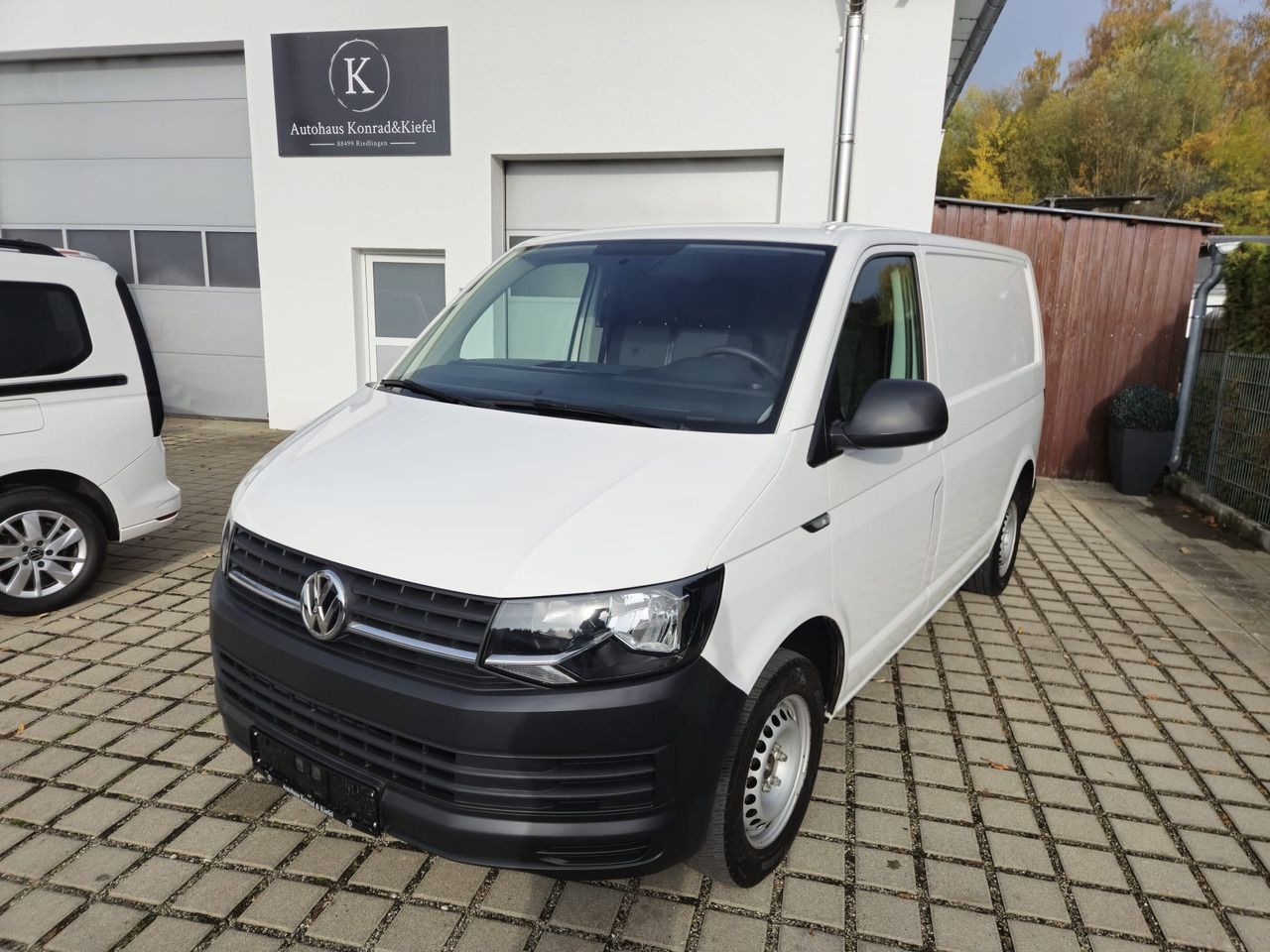 VOLKSWAGEN T6 Transporter Kasten-Kombi/AHK - Furgão: foto 1 VOLKSWAGEN T6 Transporter Kasten-Kombi/AHK - Furgão: foto 1