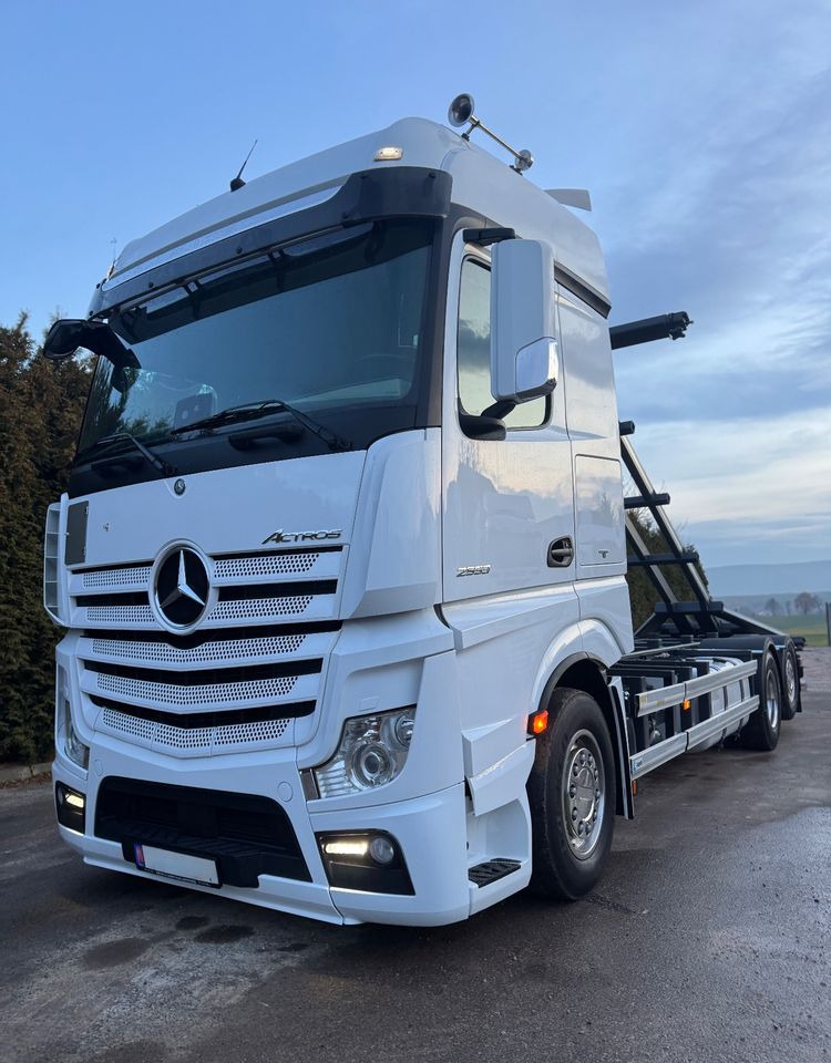 Mercedes-Benz ACTROS / 2553 / ACC / E 6 / MP 5 /TIPPER, BDF ,WYWROT / RETARDER/ GIGA SPACE/Niski Przebieg 366 Tys Km! ASO - Camião furgão: foto 1 Mercedes-Benz ACTROS / 2553 / ACC / E 6 / MP 5 /TIPPER, BDF ,WYWROT / RETARDER/ GIGA SPACE/Niski Przebieg 366 Tys Km! ASO - Camião furgão: foto 1