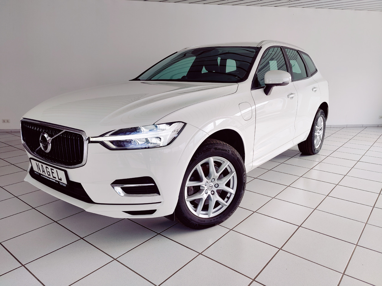 Volvo XC60 t8 twin engine Momentum Plug-In Hybrid AWD AHK Leder Navi - SUV: foto 1 Volvo XC60 t8 twin engine Momentum Plug-In Hybrid AWD AHK Leder Navi - SUV: foto 1